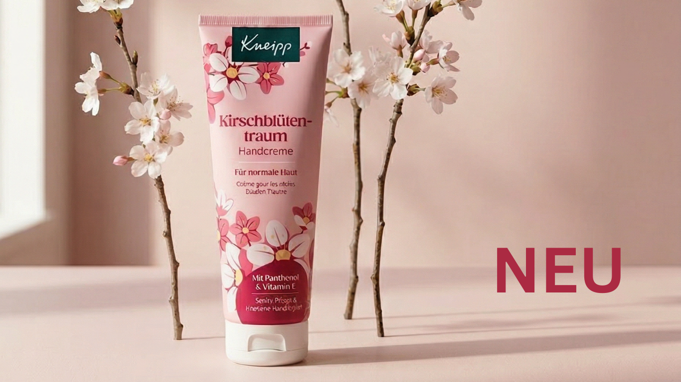 die Kneipp Handcreme Kirschbl&uuml;tentraum steht auf einem Tisch